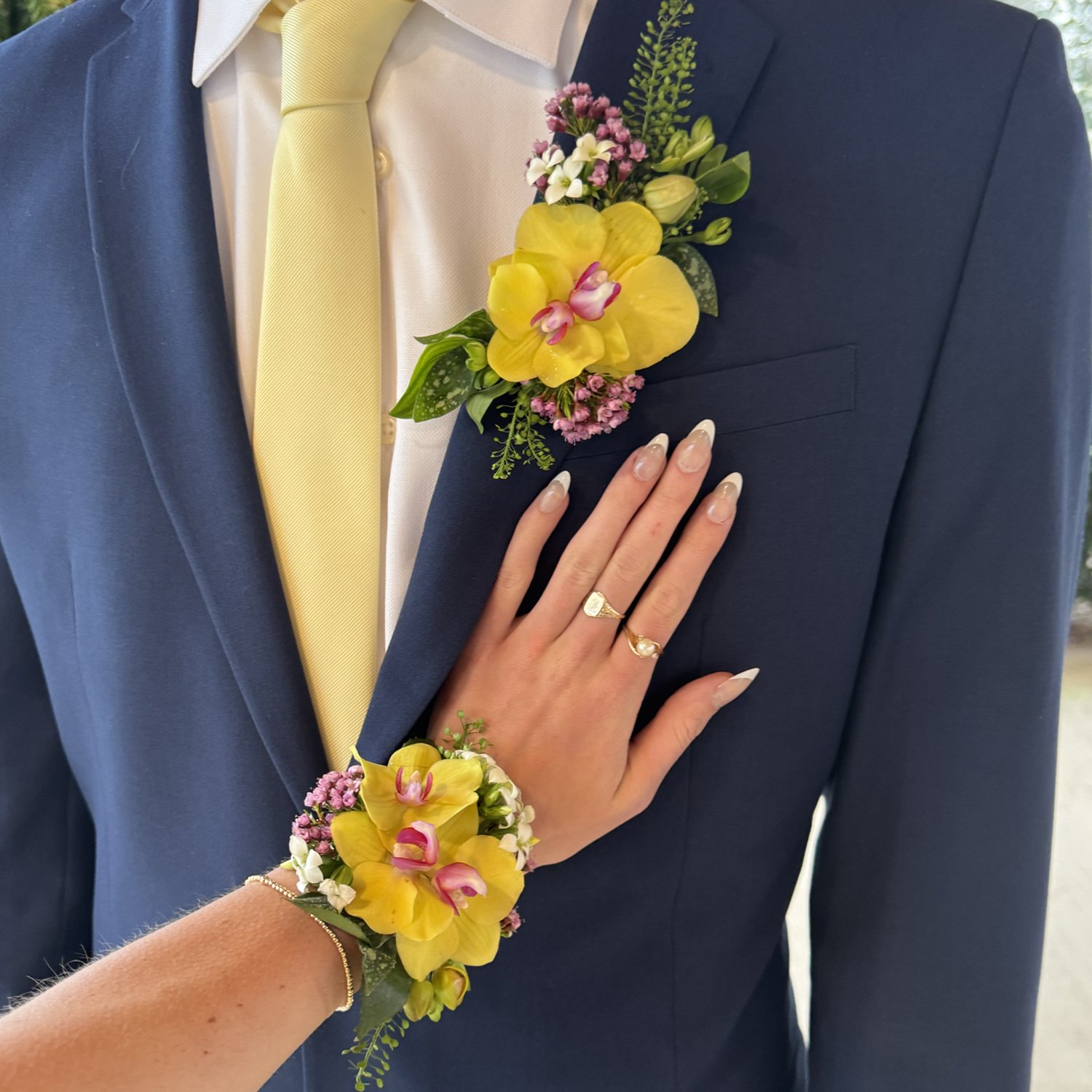 BOUTONNIERES & CORSAGES