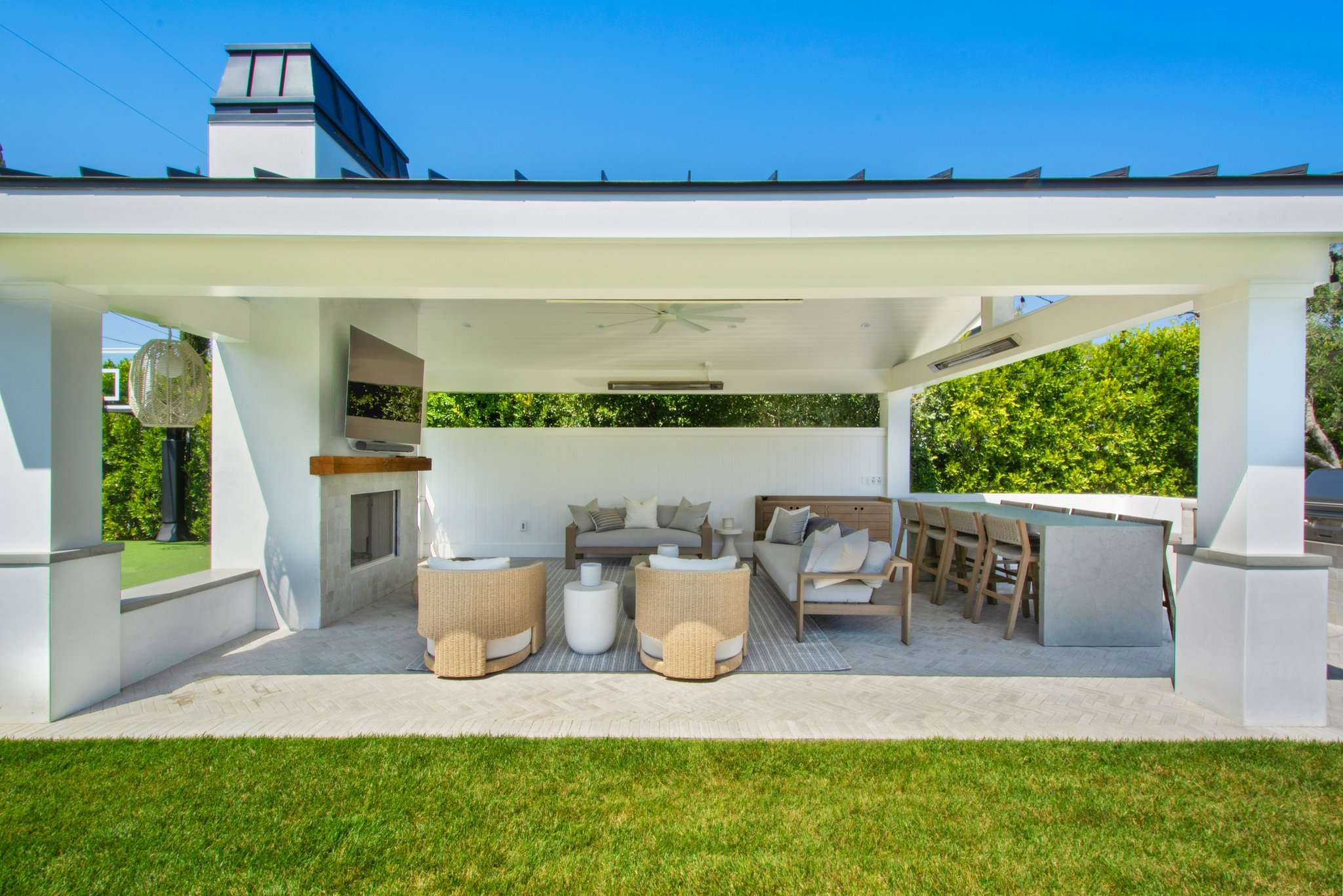 Outdoor Custom Build, Kitchen and Living Room
