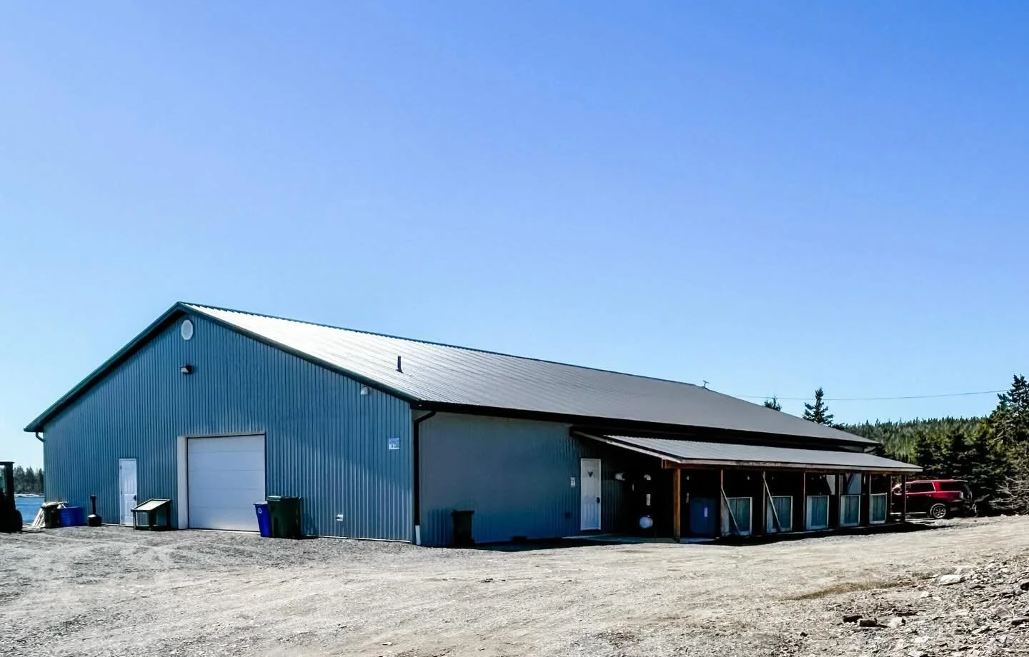 Our Holding Facility is equipped to accommodate lobsters and other species for extended periods, featuring a cutting-edge cascading water and filtration system that ensures optimal quality