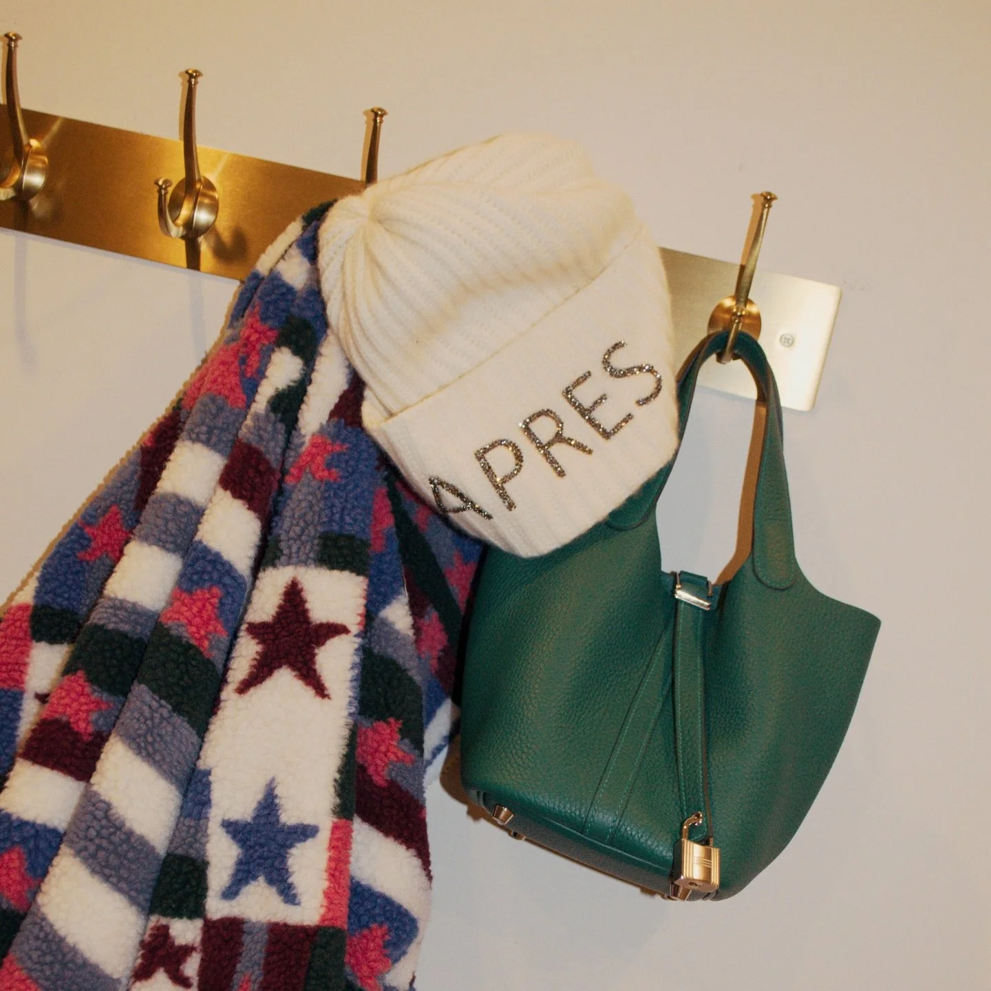 Cold outside, chic inside ❄️ We&rsquo;re making space for more movement with two 12:00 classes added to the weekend schedule. Midday, reimagined &mdash; exactly how it&rsquo;s meant to be✨#aprespilates