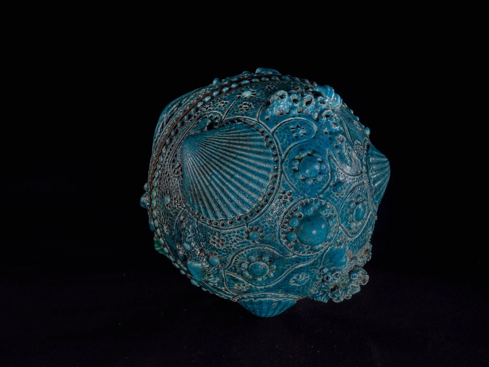 Cabinet de Curiosités; Ceramica raku e bronzo; 20 x 20 cm; 2021