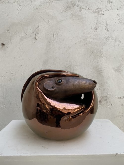 Pangolino; Bronzo, ceramica lustro rame, e vetro; 35 x 30 cm; 2024