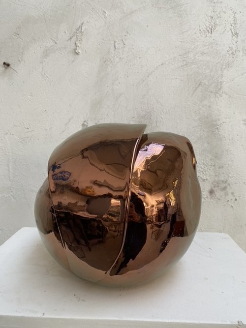 Pangolino; Bronzo, ceramica lustro rame, e vetro; 35 x 30 cm; 2024