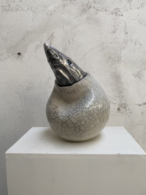 Squalo; Alluminio, ceramica raku, e vetro; 45 x 30 cm; 2024