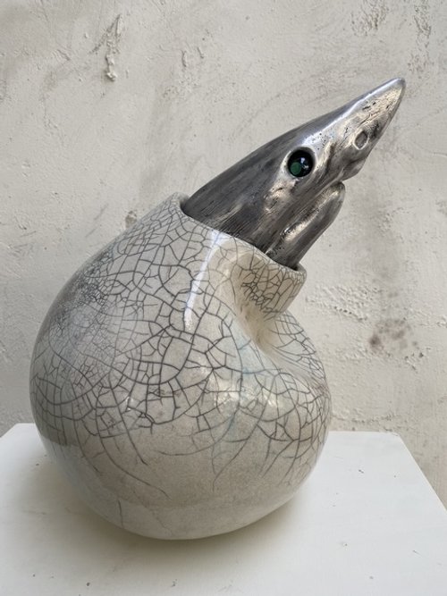 Squalo; Alluminio, ceramica raku, e vetro; 45 x 30 cm; 2024