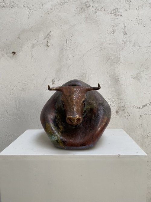 Toro; Bronzo, ceramica raku, e vetro; 30 x 25 cm; 2024