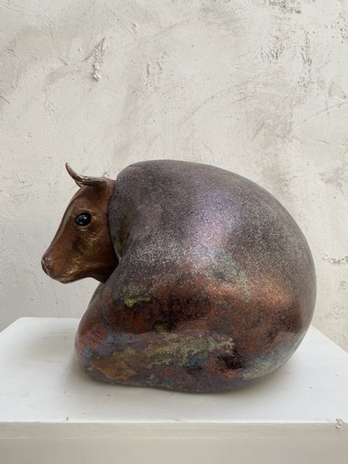 Toro; Bronzo, ceramica raku, e vetro; 30 x 25 cm; 2024