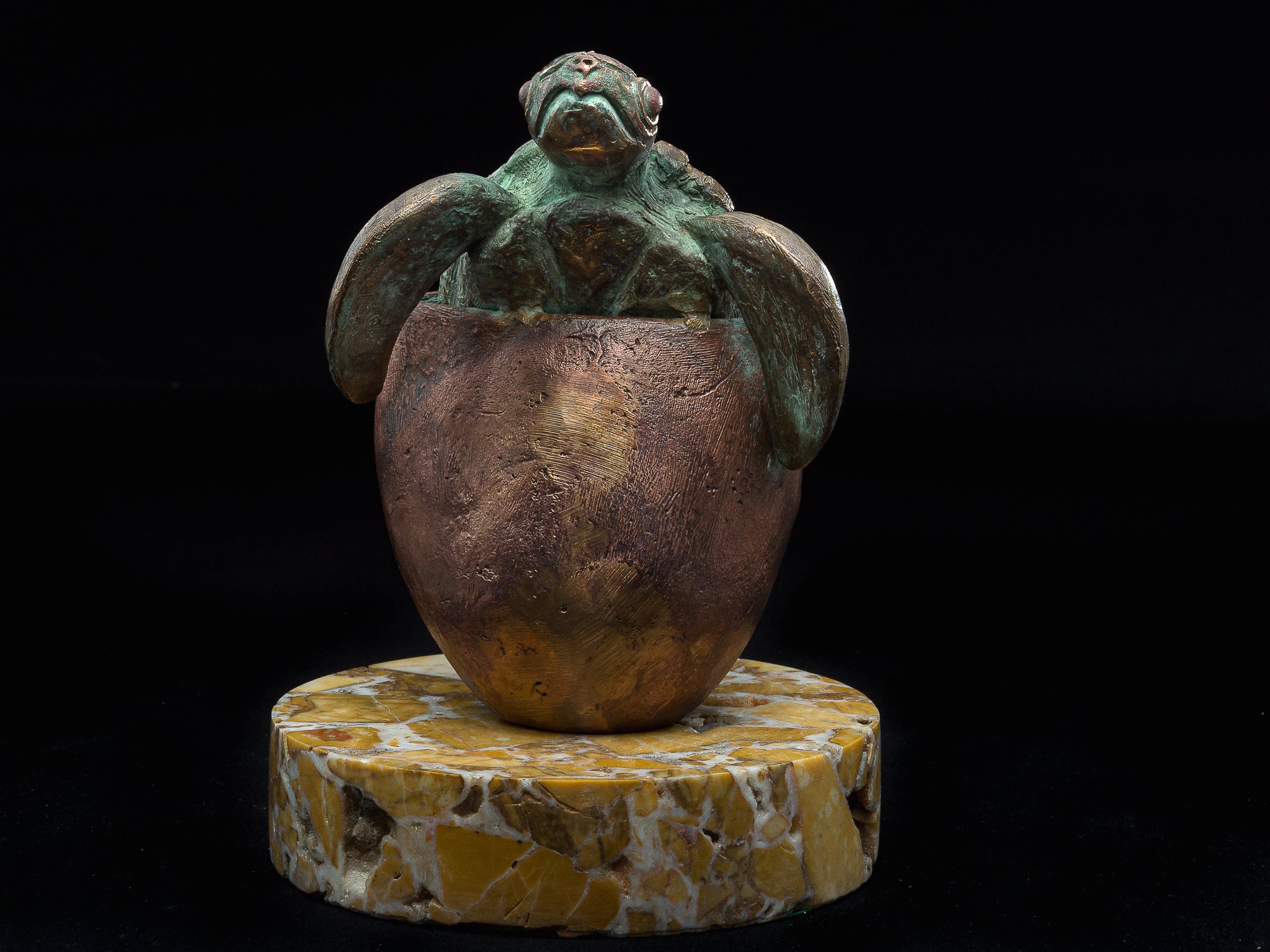 Tartaruga; Bronzo e marmo; 18 x 12 cm; 2022
