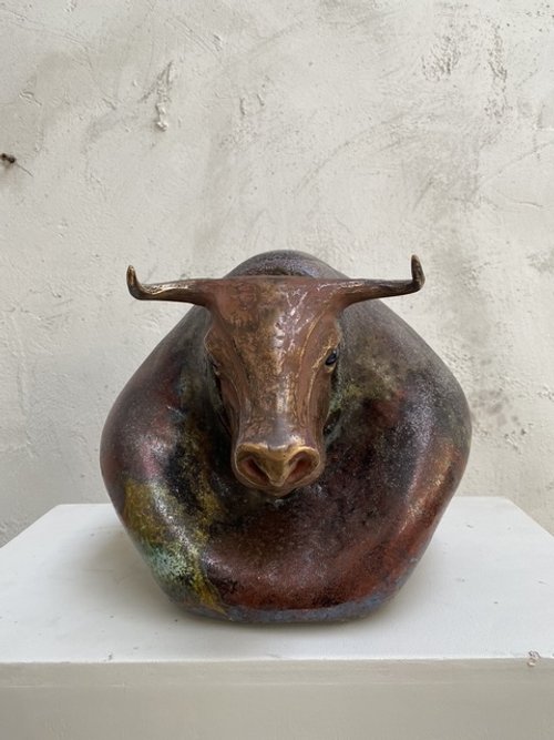 Toro; Bronzo, ceramica raku, e vetro; 30 x 25 cm; 2024