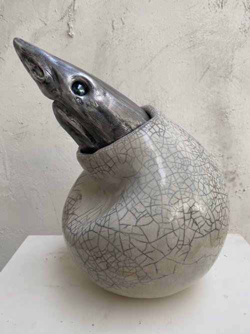 Squalo; Alluminio, ceramica raku, e vetro; 45 x 30 cm; 2024
