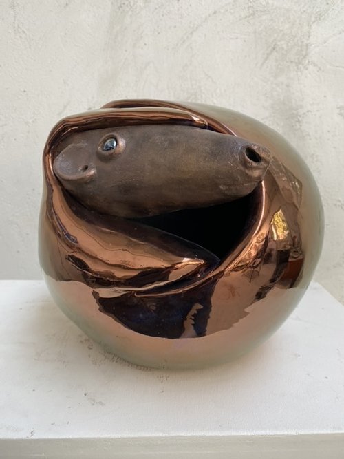Pangolino; Bronzo, ceramica lustro rame, e vetro; 35 x 30 cm; 2024