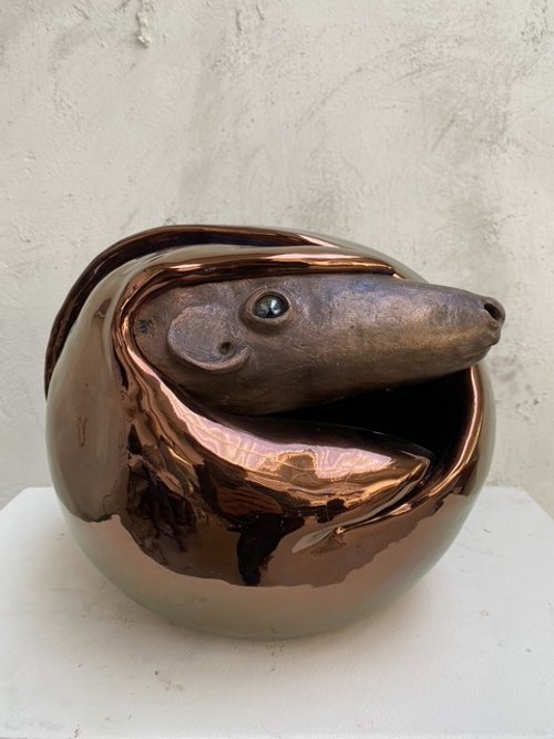 Pangolino; Bronzo, ceramica lustro rame, e vetro; 35 x 30 cm; 2024