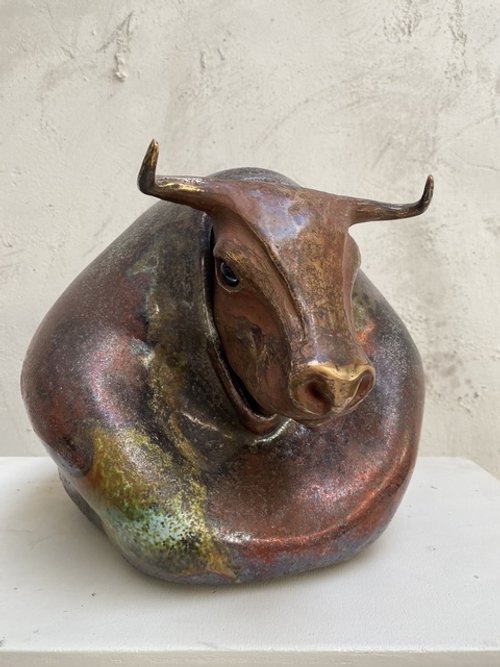 Toro; Bronzo, ceramica raku, e vetro; 30 x 25 cm; 2024