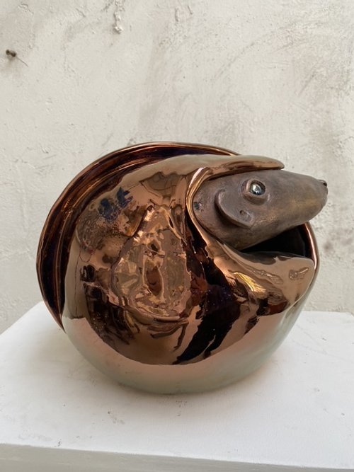 Pangolino; Bronzo, ceramica lustro rame, e vetro; 35 x 30 cm; 2024