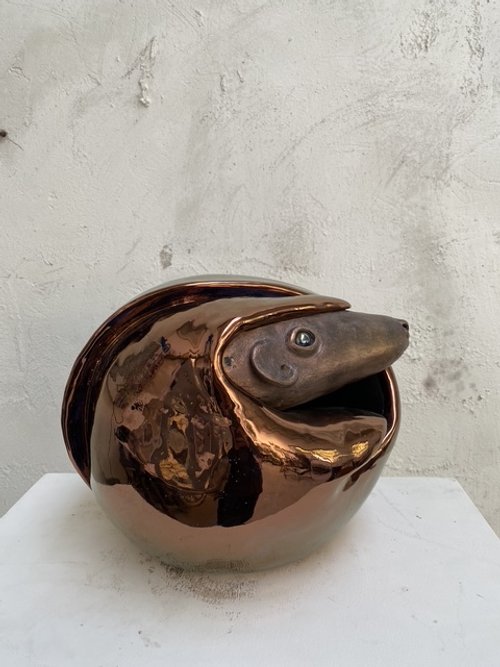 Pangolino; Bronzo, ceramica lustro rame, e vetro; 35 x 30 cm; 2024