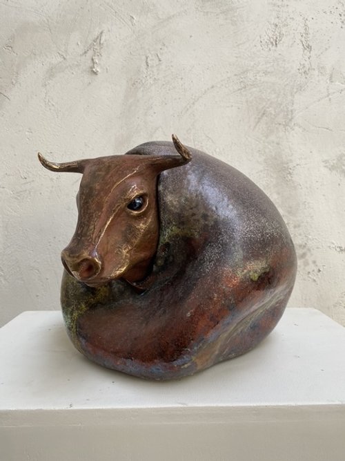 Toro; Bronzo, ceramica raku, e vetro; 30 x 25 cm; 2024