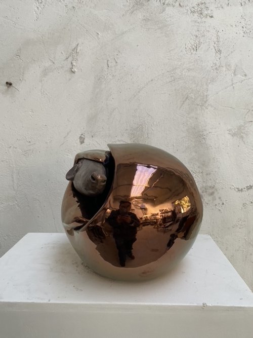 Pangolino; Bronzo, ceramica lustro rame, e vetro; 35 x 30 cm; 2024