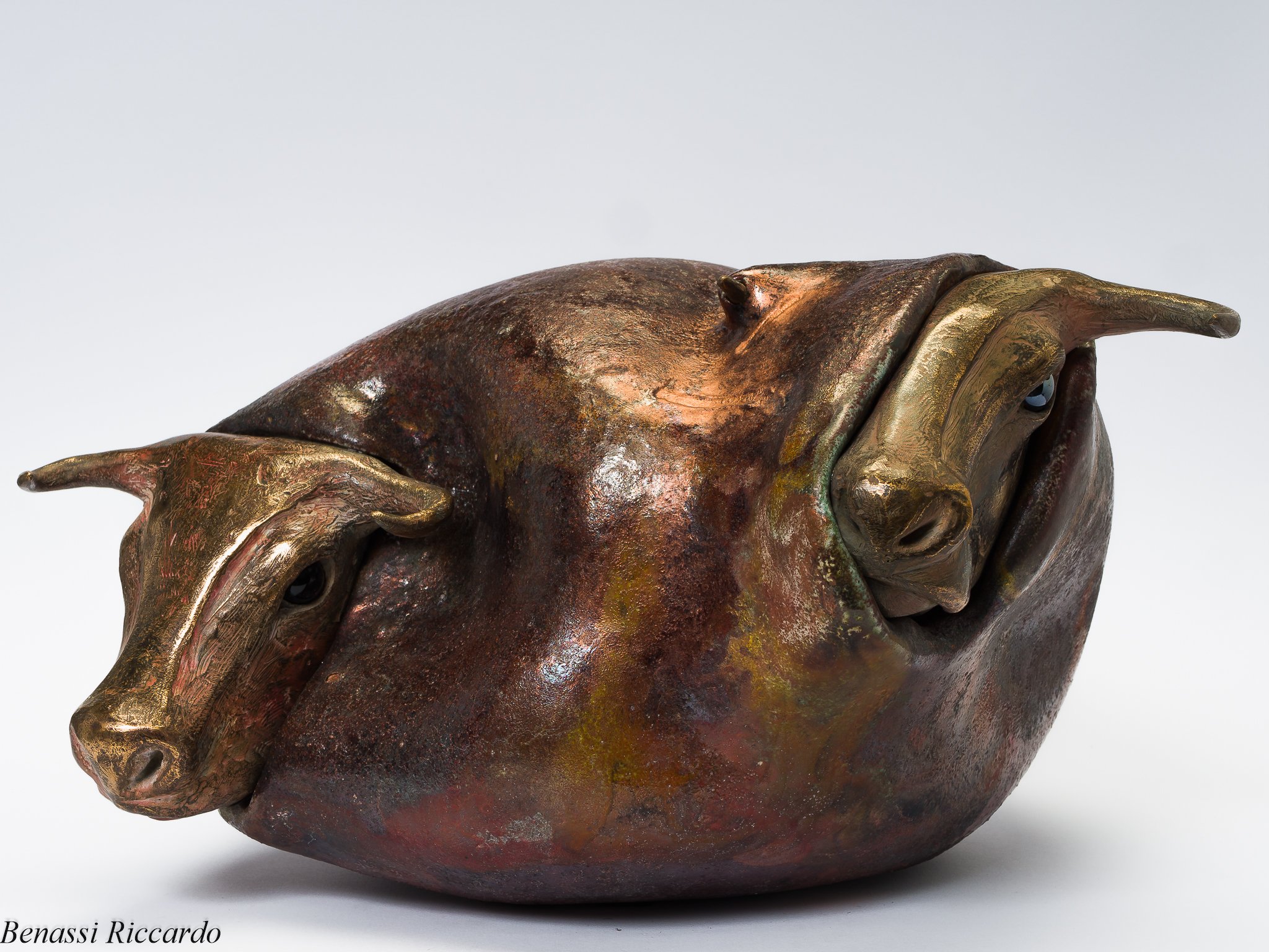 Mandria di Tori; Bronzo, ceramica raku, e vetro; 40 x 25 cm; 2024
