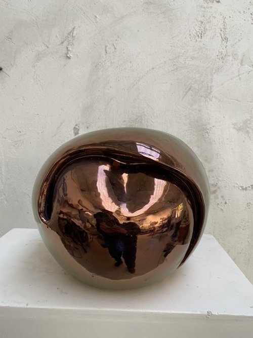 Pangolino; Bronzo, ceramica lustro rame, e vetro; 35 x 30 cm; 2024