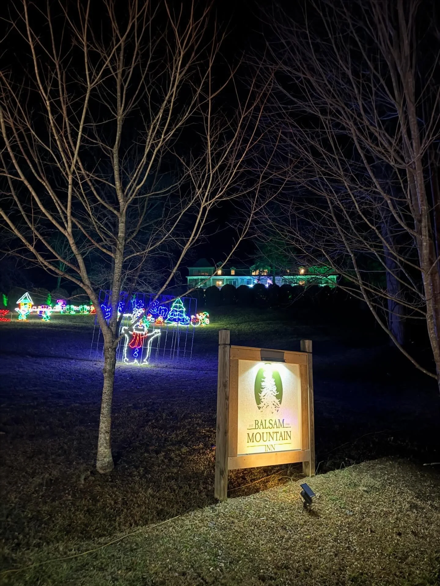 Drive by the inn tonight to see the lights! Make sure to tune into 93.9 to war h the lights bounce to music. In side the inn hot chocolate and Christmas cookies are waiting!