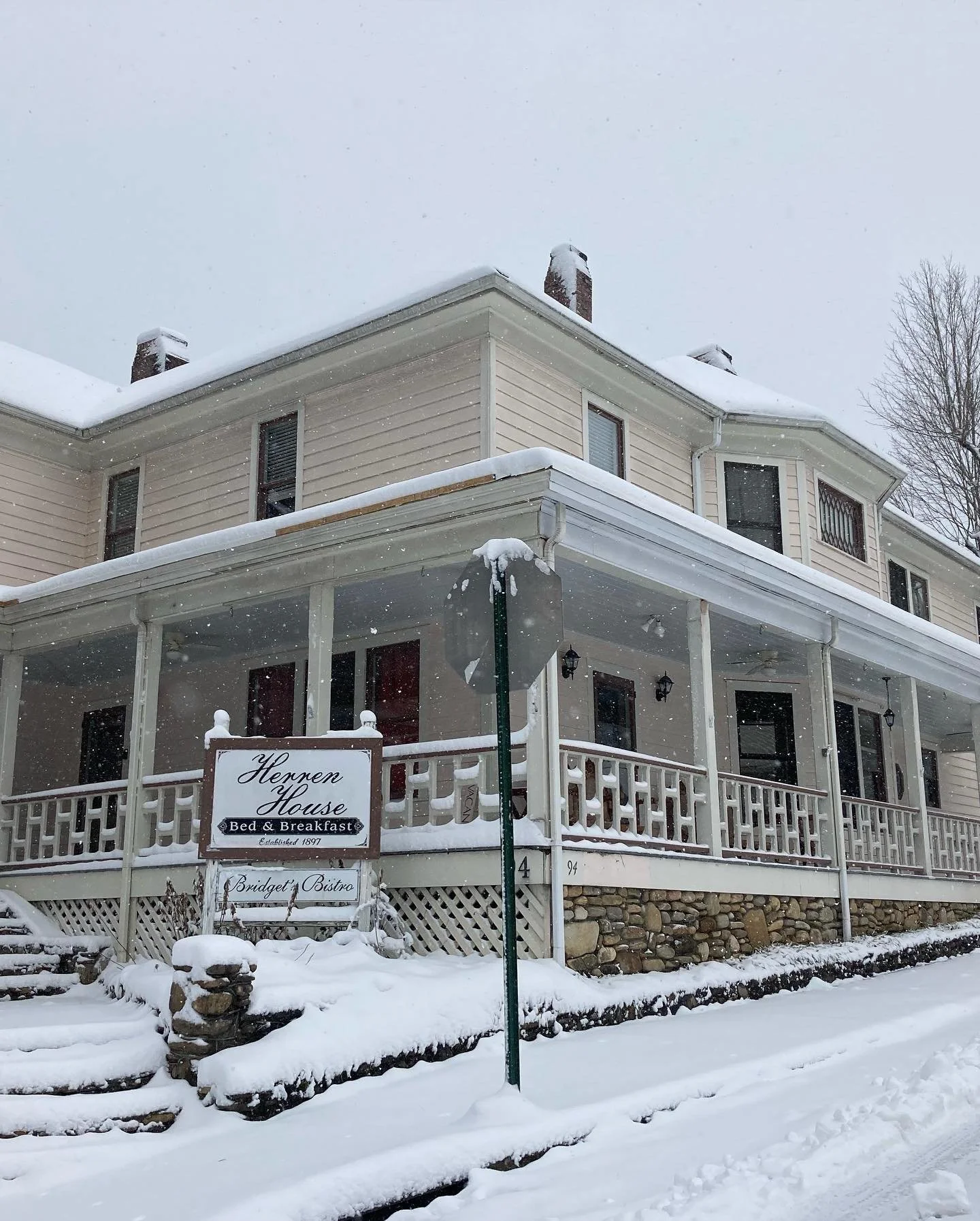 Looking for a cozy winter getaway? 💕
The Herren House is our sister Airbnb, and they&rsquo;re offering 15% off rooms through the end of January. Guests love the thoughtfully appointed rooms in a beautiful historic home, just minutes from downtown Wa