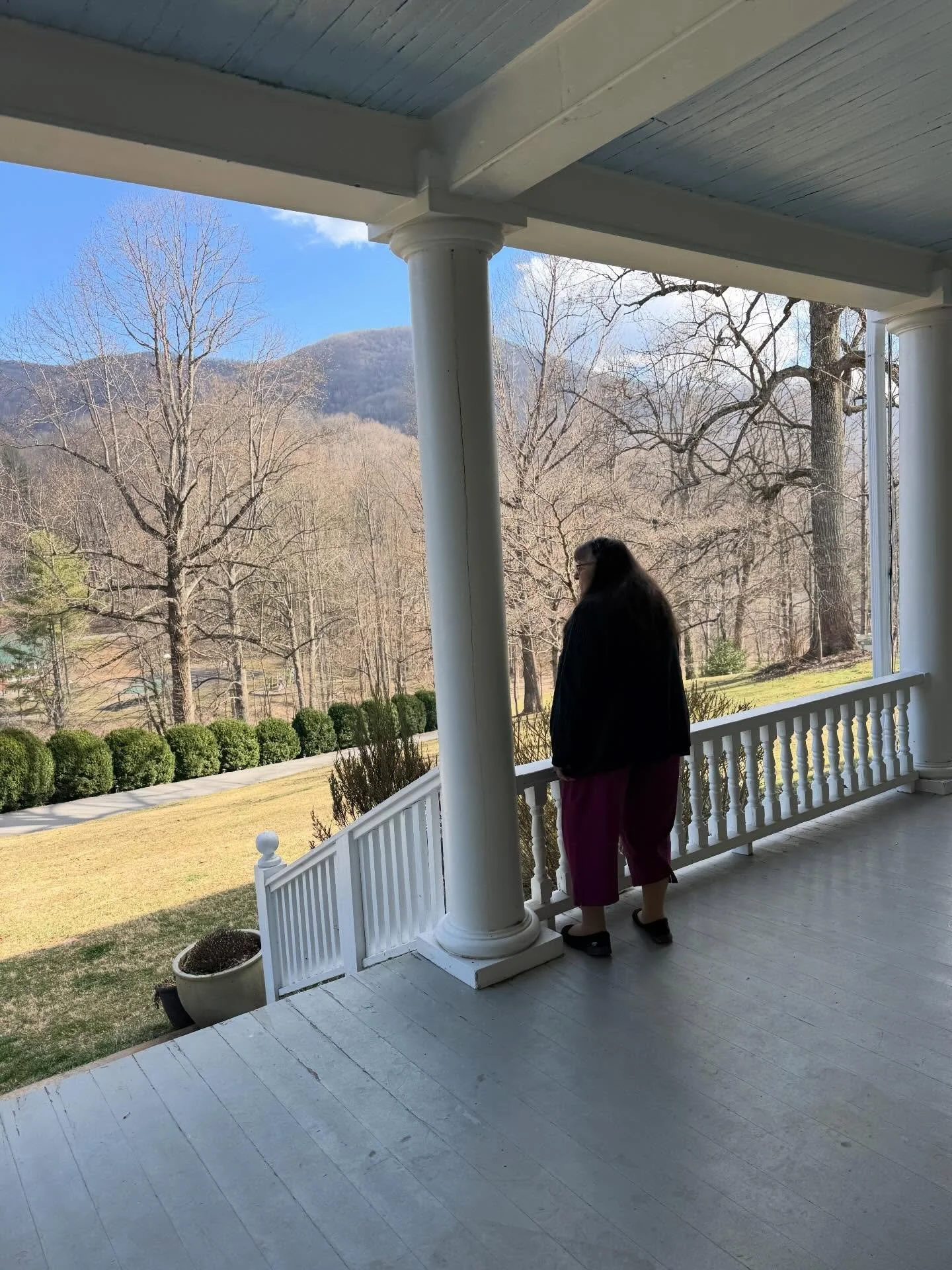 High upon the cool ridges of the Great Smoky Mountains stands the gracious Balsam Mountain Inn, a place where time slows and mountain air restores the spirit.
Guests are invited to stroll the wide veranda, gaze upon sweeping woodland views, and enjoy