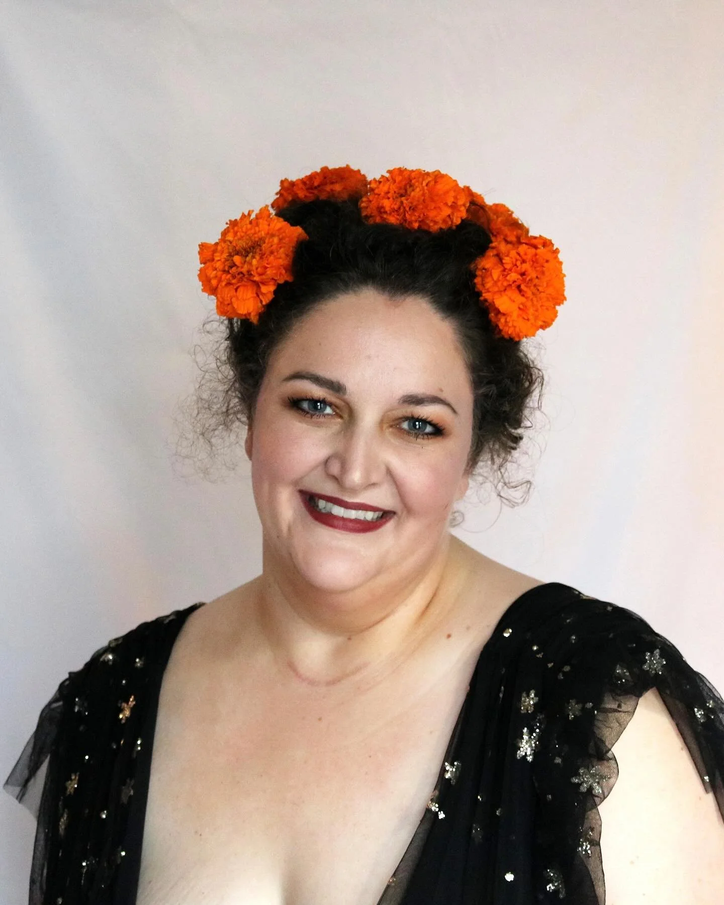 This mini photoshoot I did on the autumn equinox is very fitting for Halloween &amp; D&iacute;a de los Muertos week. 🖤🧡🐈&zwj;⬛ Hope you&rsquo;re all having a lovely fall!

#photoshoot #autumnequinox #artist #halloween #d&iacute;adelosmuertos