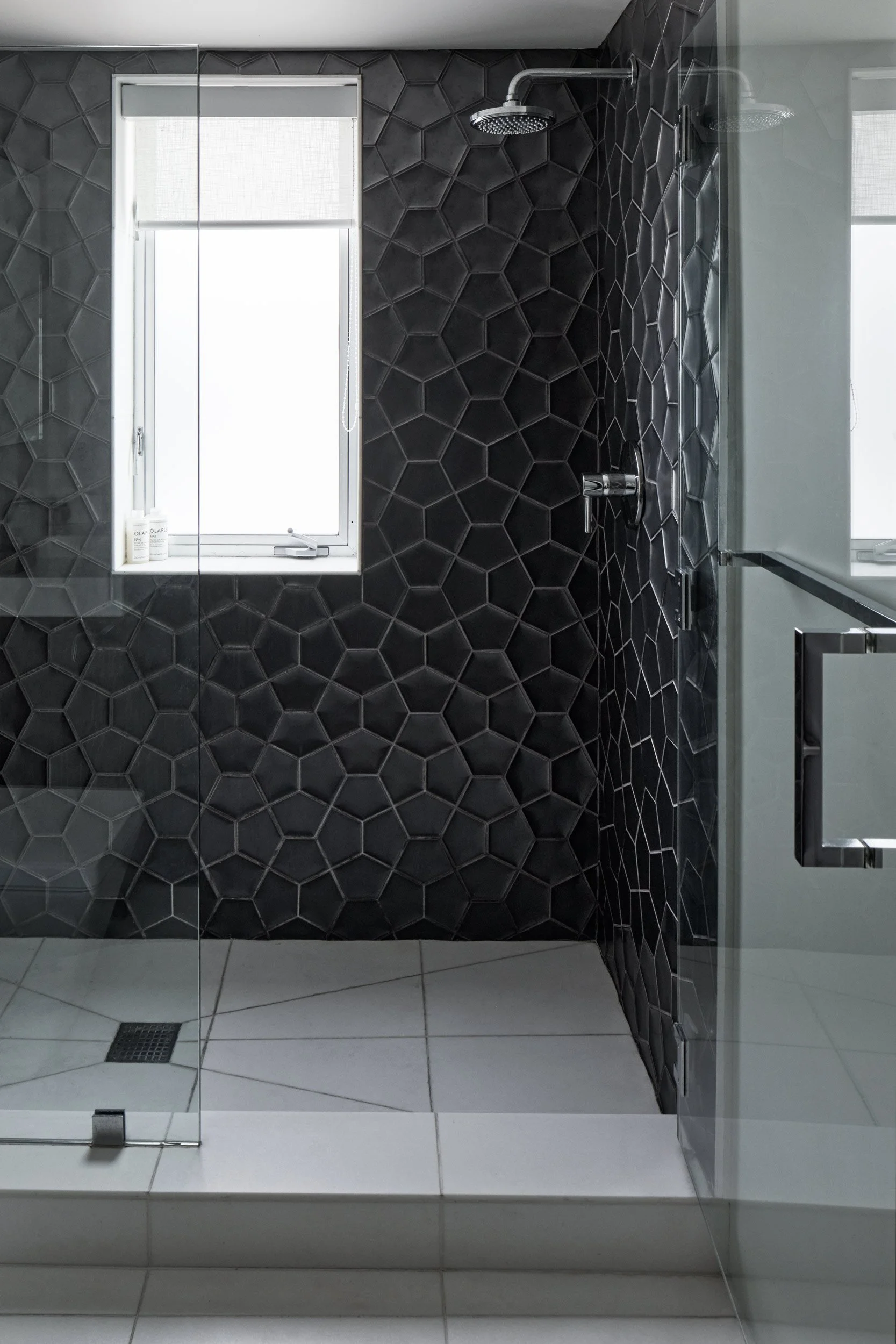 BATHROOM_BLACK_TILE_0030.jpg