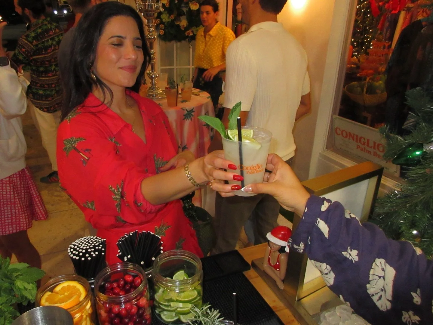 Behind the bar moments that make it all worth it 🥂❤️✨
.
.
.
.
#craftcocktails #mobilebartender #thefinalpour #bartendingservice #palmbeach