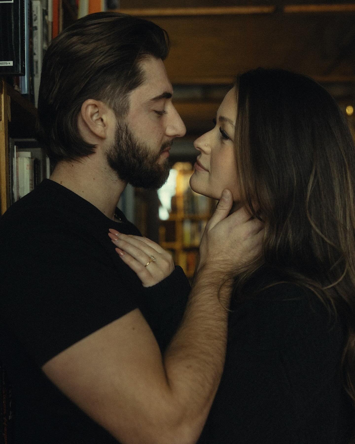 Among shelves of stories and endless chapters, we captured moments that felt like poetry&hellip;..proof that life itself is the greatest book ever written

A+Z 
.
.
.
#michiganphotographer #detroitphotographer #couplesphotographer #lovestories #story