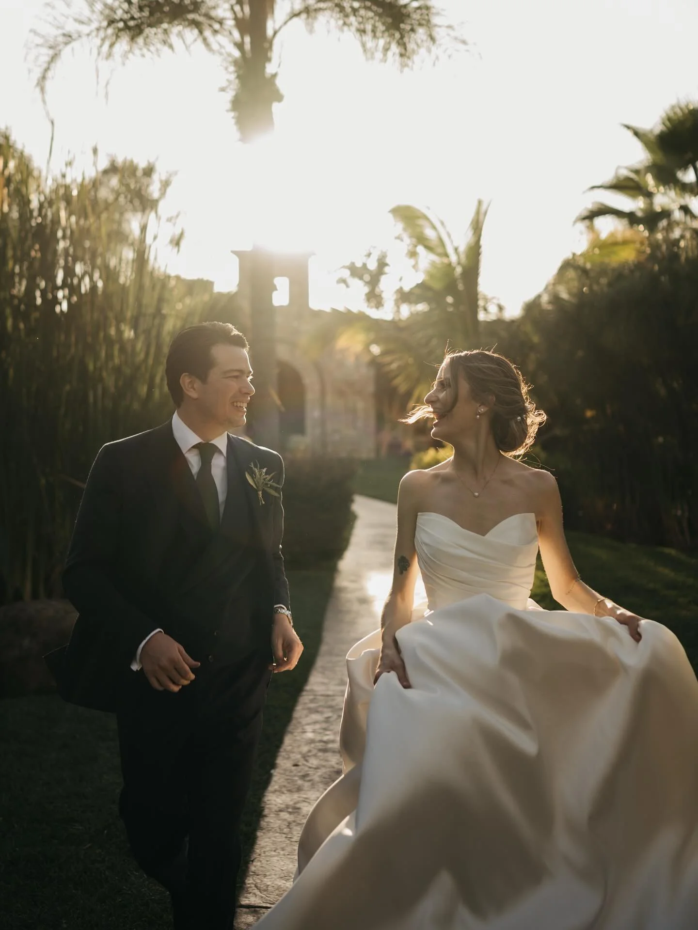 Sof&iacute;a &amp; Joaqu&iacute;n 

WHEN OUR REALITY IS FINALLY MORE 
BEAUTIFUL THAN OUR DREAMS.

Wp: @mafertbweddingplanner 
Venue: @las_begonias.bygrupoparaiso 
Flores: @silfloraldesign 
Dj: @beatproduccionesdj 
Foto y Video: 
@jorgesarabiaphoto 
@