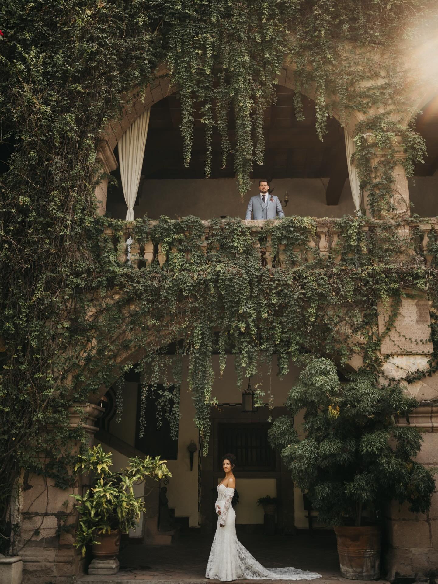 M&oacute;nica &amp; Santiago 

Venue: @sangabrielweddings 
Wp: @bostudiomx 
Flores: @floralab.mx 
Foto y Video : @jorgesarabiaphoto @yasmanivaldezfilms 
DJS: @2manygringos 
Catering: @kiuquintanacatering 
Producci&oacute;n Audio Visual: @batizcasapro