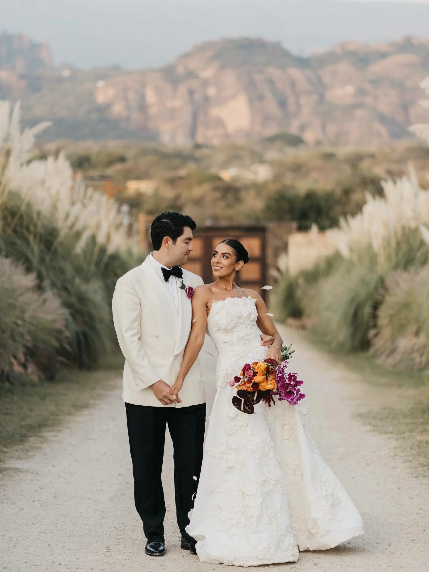 Vanessa &amp; Cornelis

Venue: @xolatlaco_jardin @xolatlaco_jardin 
Arregl&oacute;: @casaayehualco 
Wp &amp; Producci&oacute;n: @bostudiomx 
Wedding Dress: @raquelorozcog 
Music: @entre.lineasoficial 
Dj: @ricardo_saher 
Decoraci&oacute;n Floral: @fl