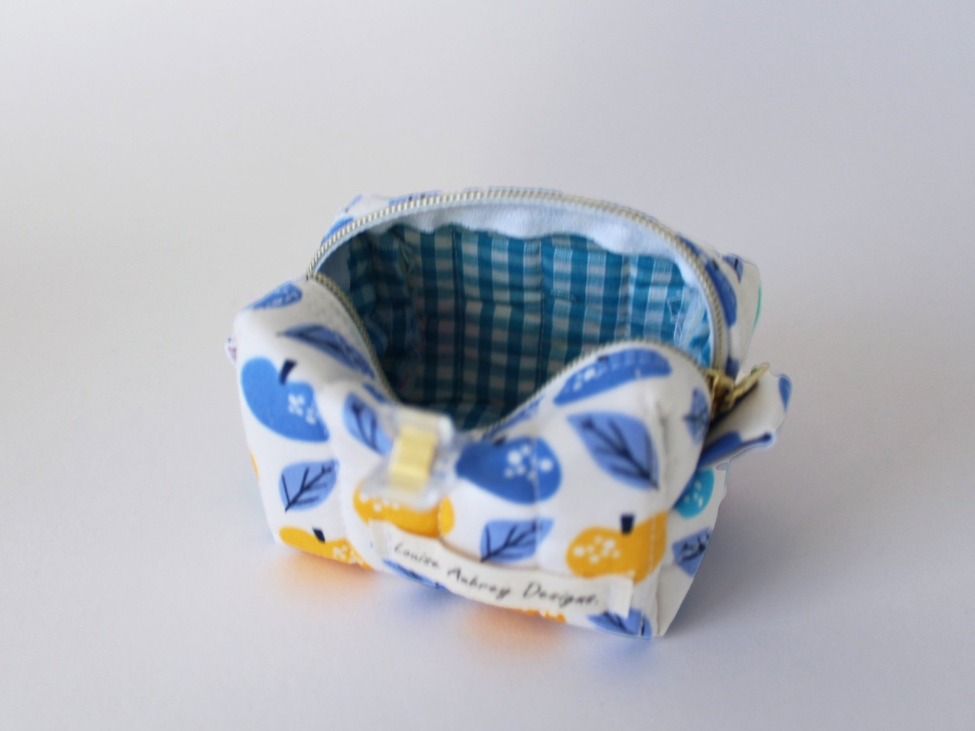 apples+xs+pouch+inside.jpg
