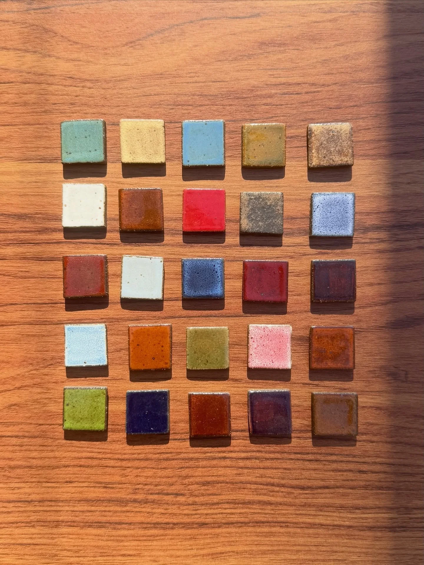 so many fun test tilessss 🤤 already making more <3 
#pottery #glazecombo #glaze #glazetesting