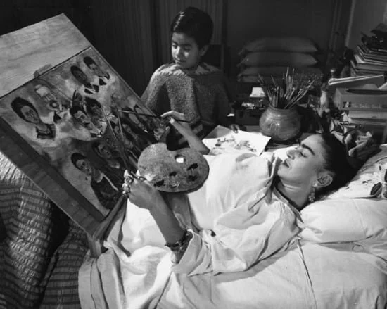 frida-painting-in-bed-550.jpg
