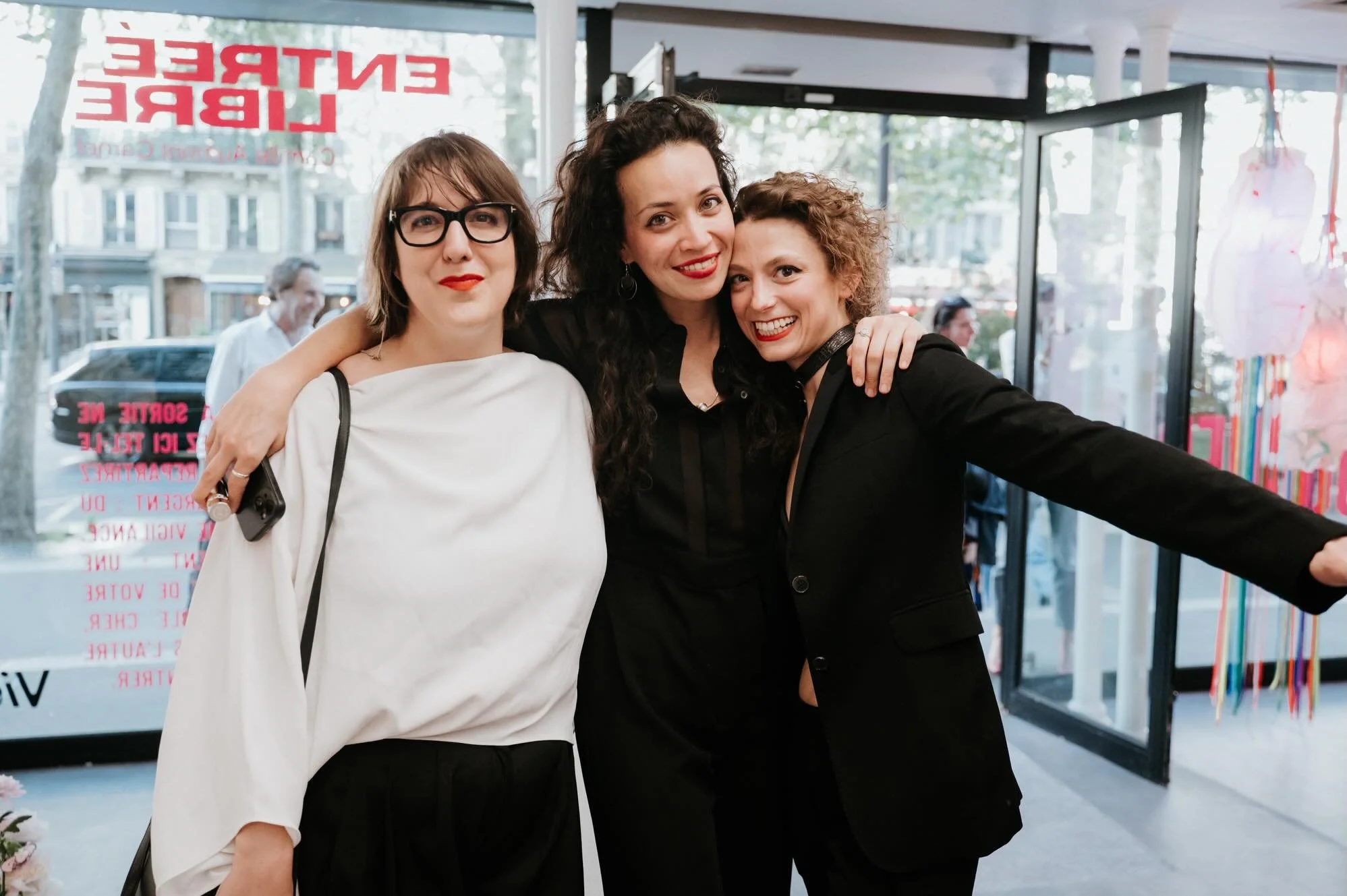 🌹 To quote our Godmother @camilleaumontcarnel 🌹

@ne_pas_toucher_project &eacute;tait l'exposition f&eacute;ministe et engag&eacute;e de @sidoniegaychet @martinamargaux et @daniella.mcnulty.artist 

Ne Pas Toucher r&eacute;unit les &oelig;uvres de 