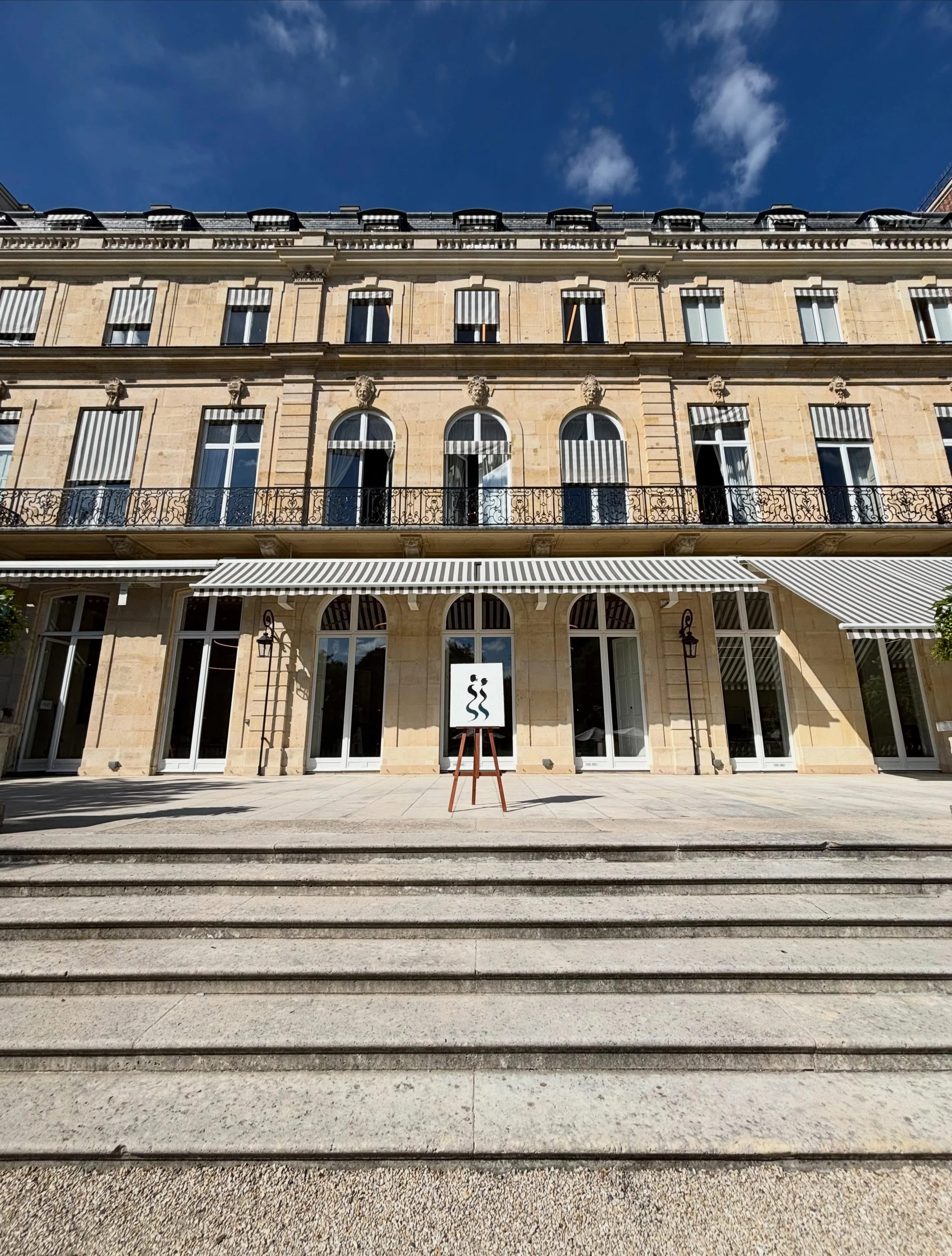 Welcome to BEYOND BORDERS 🇫🇷🇬🇧

What an honour for me to have been at the origin of such a fantastic art exhibition, thank you all for your love and support 😍 

Alongside the fantastic teams of the British Embassy @ukinfrance and my amazing agen