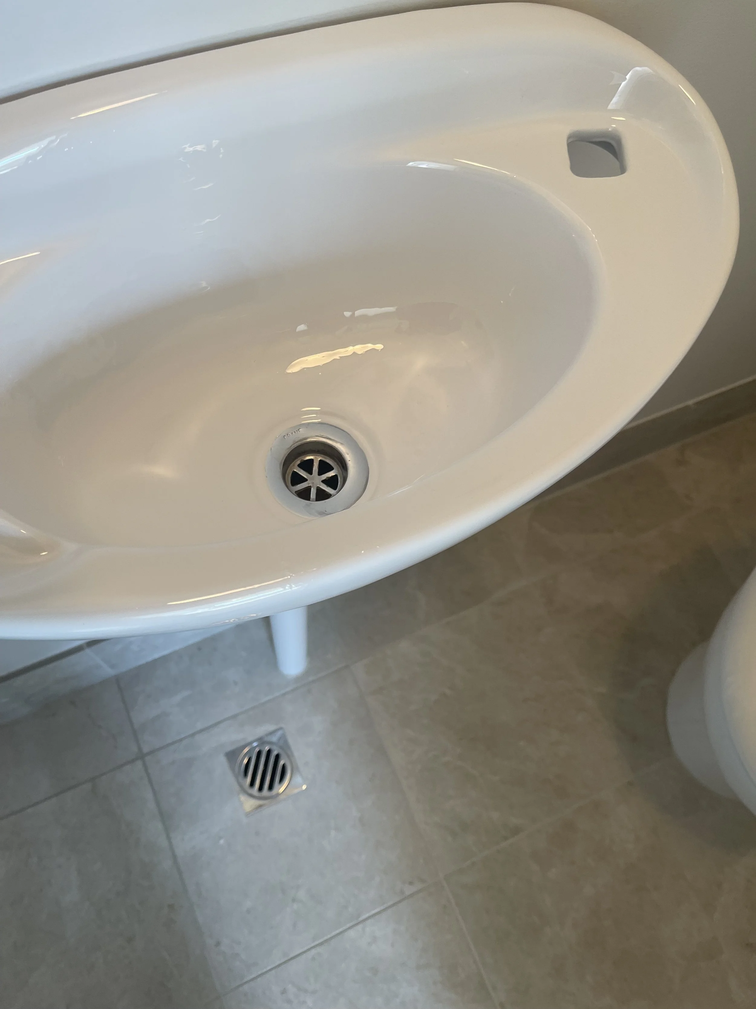 Bath and basin resurfacing results – SDR Renovations Sydney