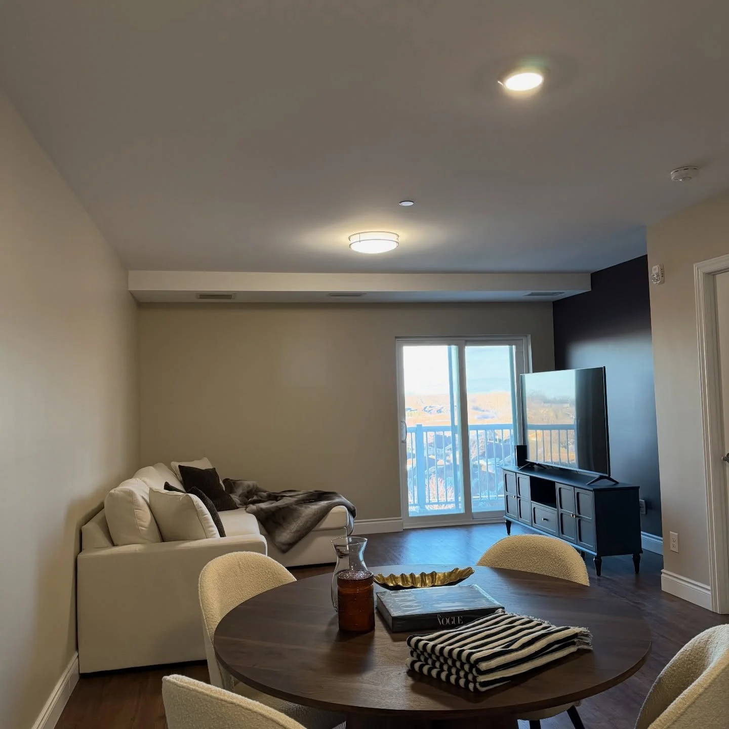 Gave this condo a fresh new look before our client moves in. Better Beige throughout and Pinecone Pathway for the accent wall and bathroom. Now it feels like home🤩