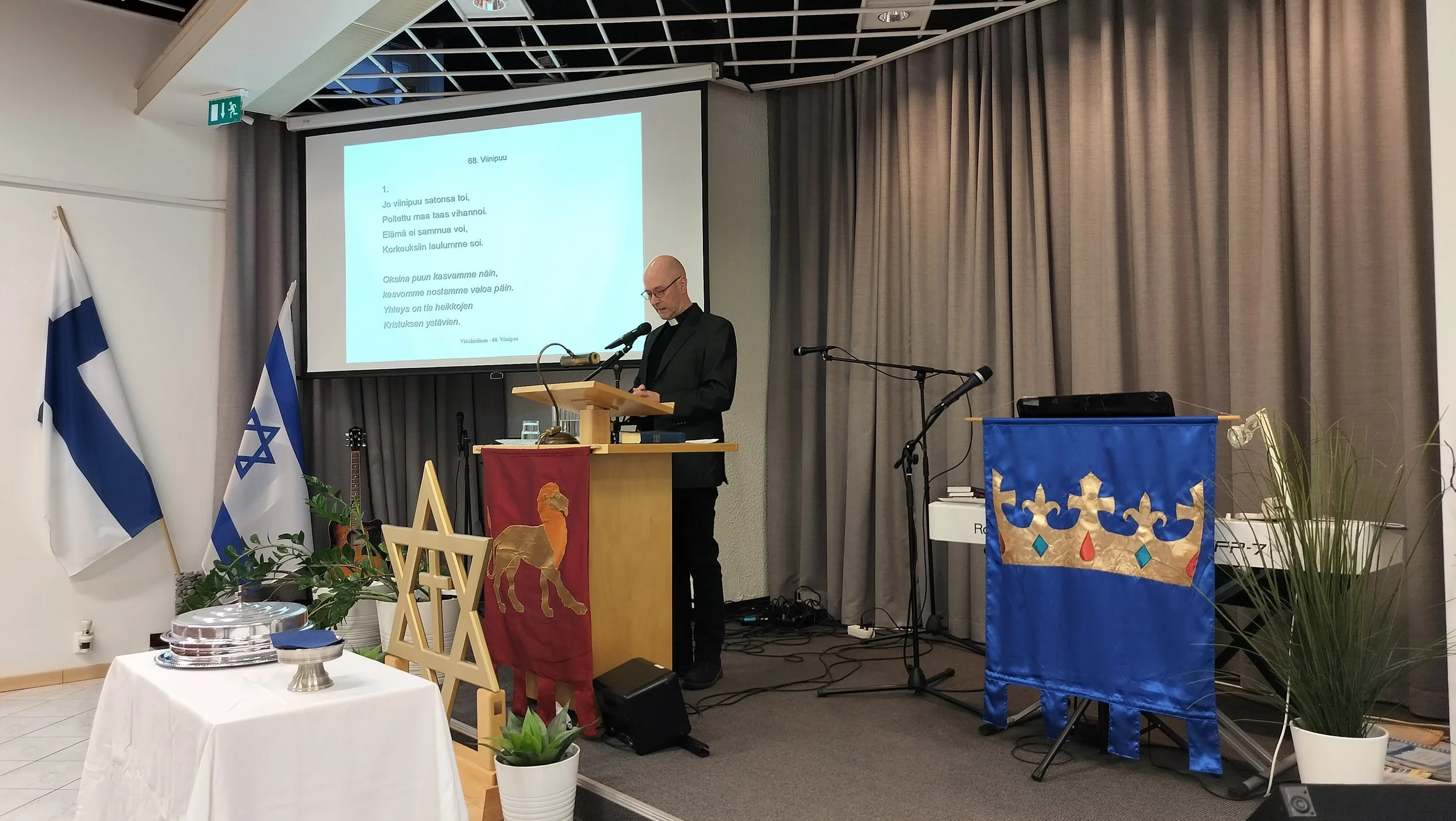 Kirkkosali ja pastori Mika Partanen