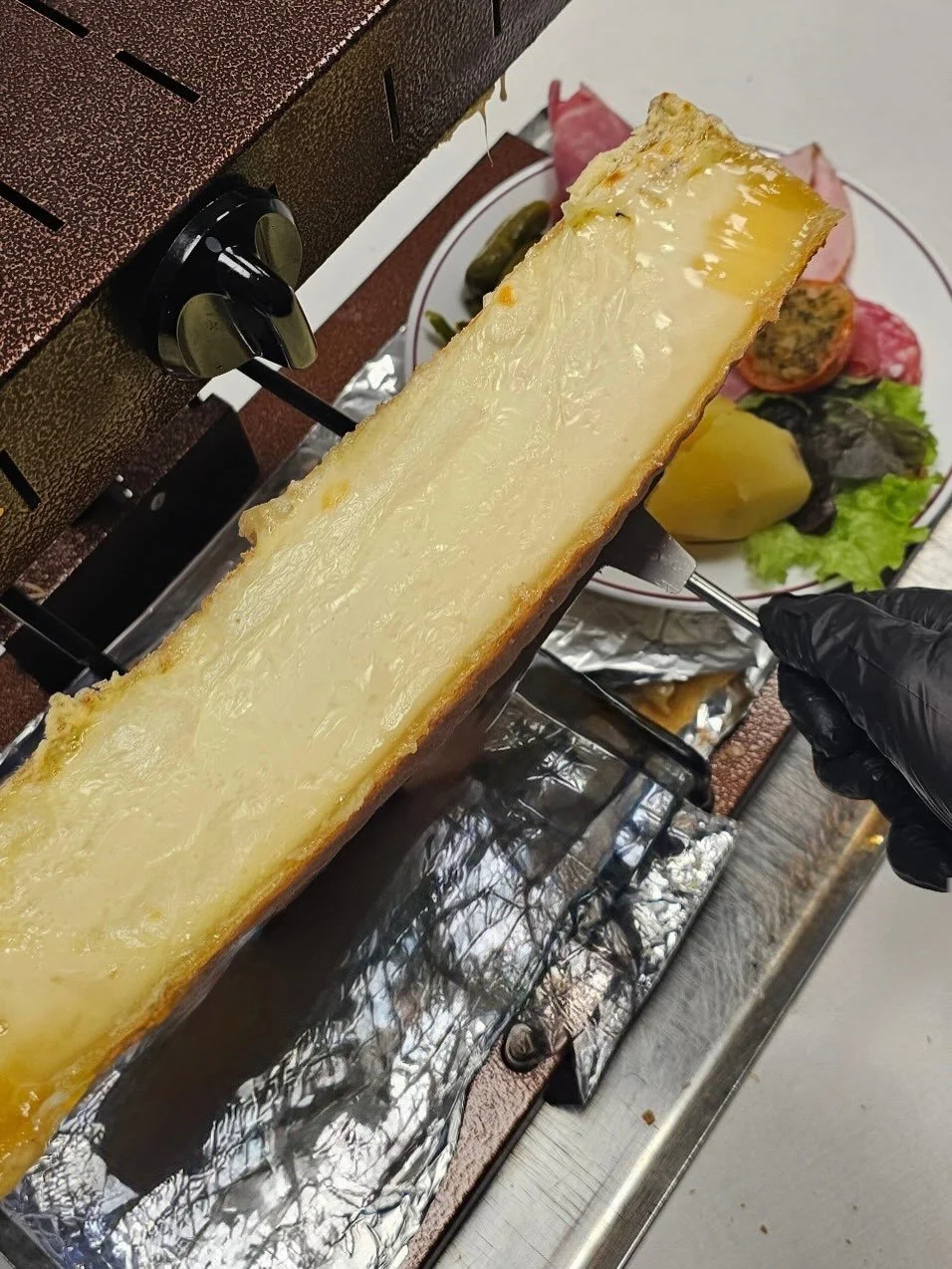 Tout le monde profite de la raclette ! 🧀 Fromage fondant, charcuterie et pommes de terre&hellip; un moment de convivialit&eacute; qui r&eacute;chauffe la pause d&eacute;jeuner. #raclette #basilicrestauration