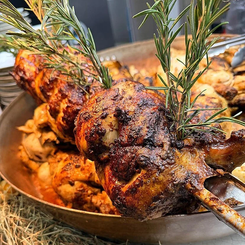 R&ocirc;tie &agrave; la perfection, parfum&eacute;e au romarin 🌿🔥
Le genre de plat qui rassemble tout le monde autour de la table ☺️🤤 #basilic.restauration