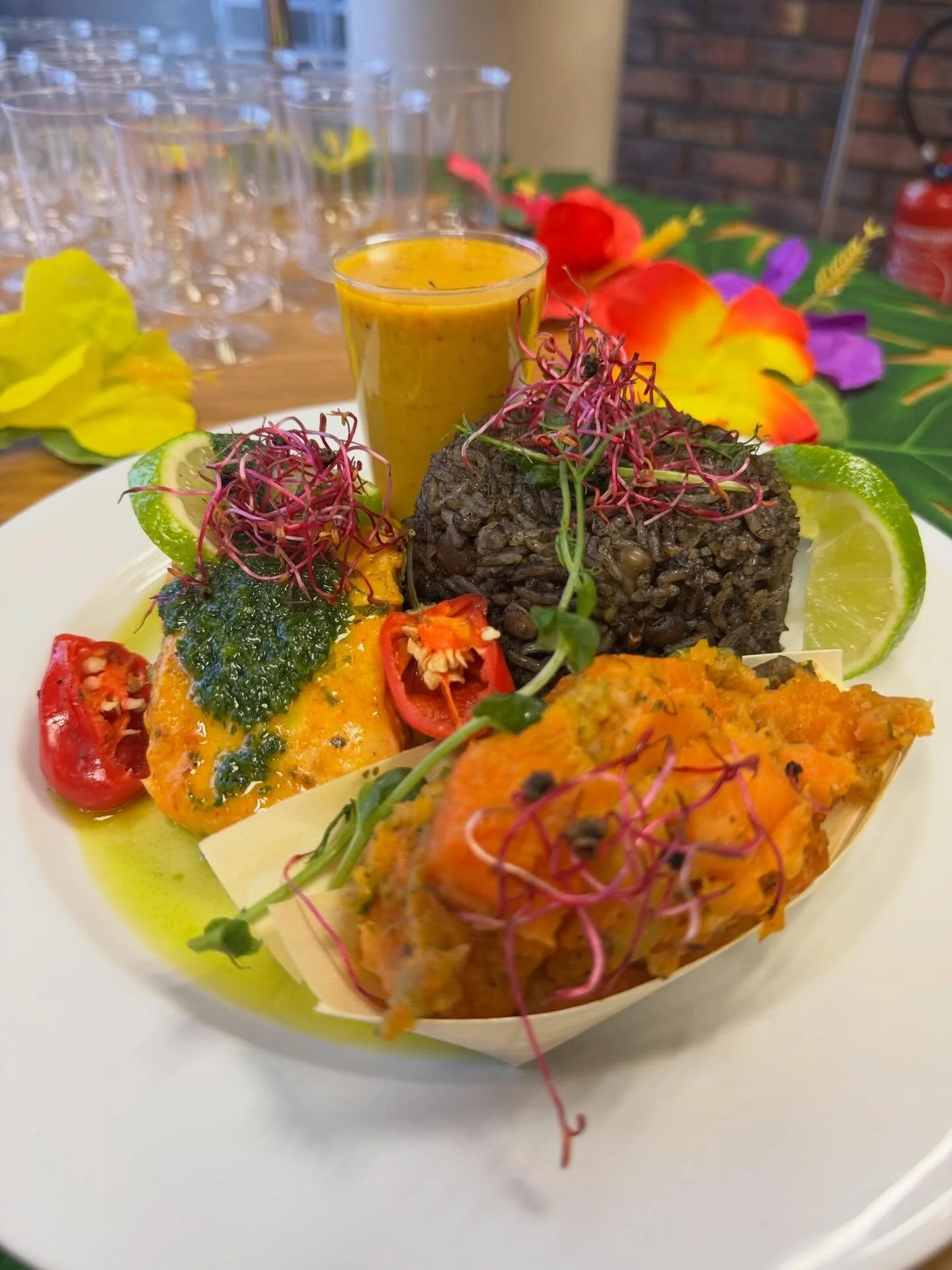 On fait voyager vos papilles direction les Antilles 🌺✨

Au menu : une verrine crevettes mangue passion &amp; citron vert, pleine de fra&icirc;cheur et de peps 🍤🥭🍋&zwj;🟩
Puis les incontournables accras de morue, bien dor&eacute;s, accompagn&eacut