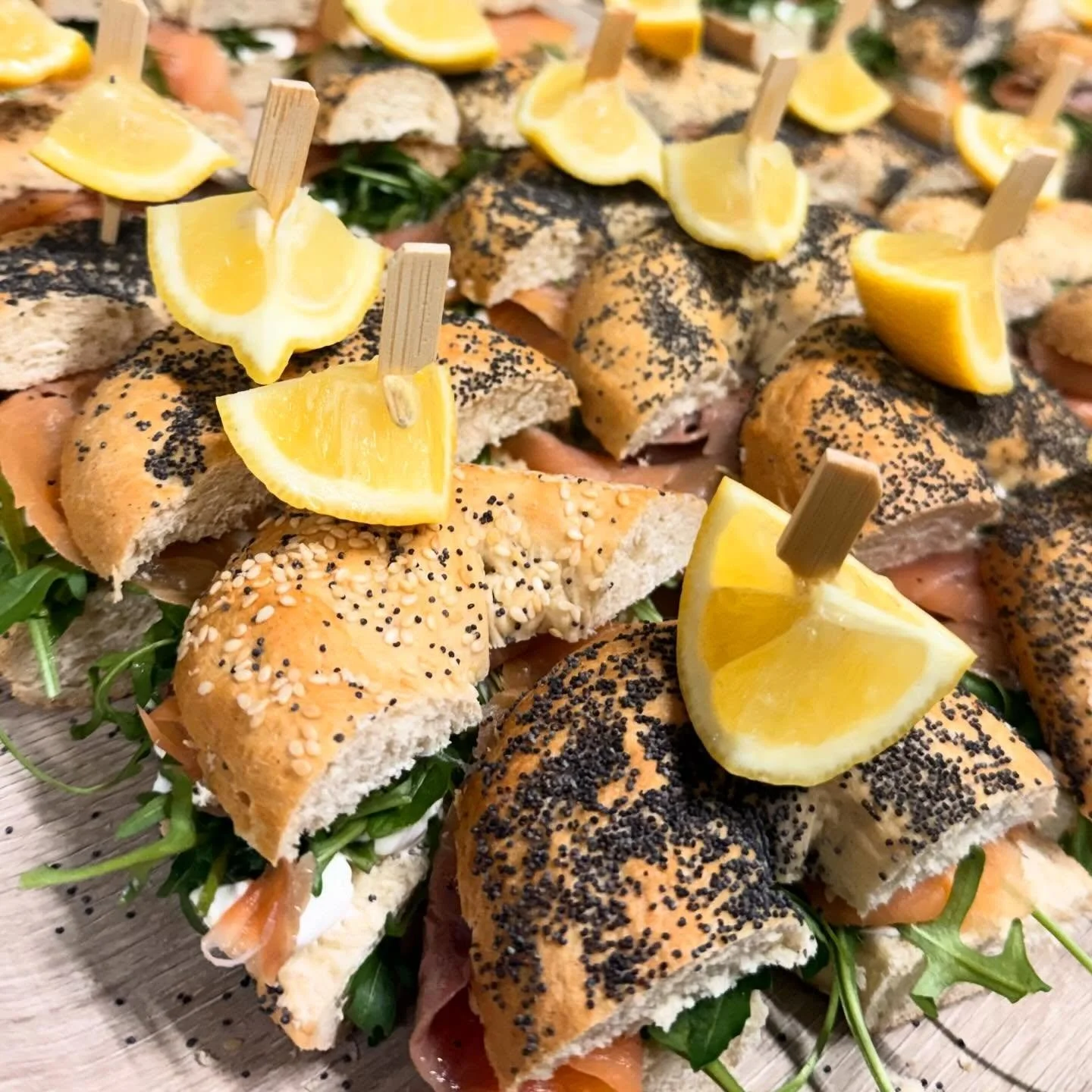 Bagels et sandwichs gourmands, pr&eacute;par&eacute;s avec des produits frais et de qualit&eacute; 🥯✨ #basilicrestauration #bagelsandwich