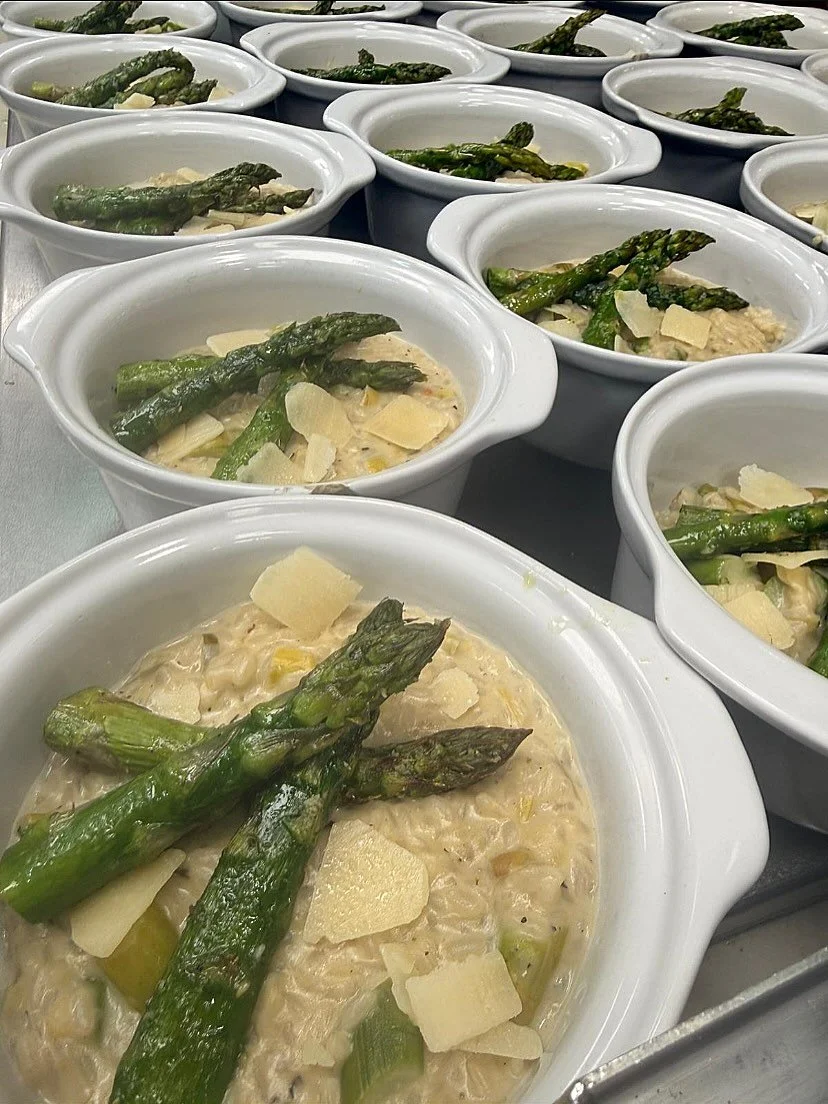 RECETTE DU MOIS : RISOTTO DE PRINTEMPS AUX L&Eacute;GUMES VERTS
Ingr&eacute;dients (4 pers) :

500 gr d&rsquo;asperges vertes
1 oignon
1 cuill&egrave;re &agrave; soupe d&rsquo;huile d&rsquo;olive
300 gr de riz &agrave; risotto (Arborio)
2 dl de vin b