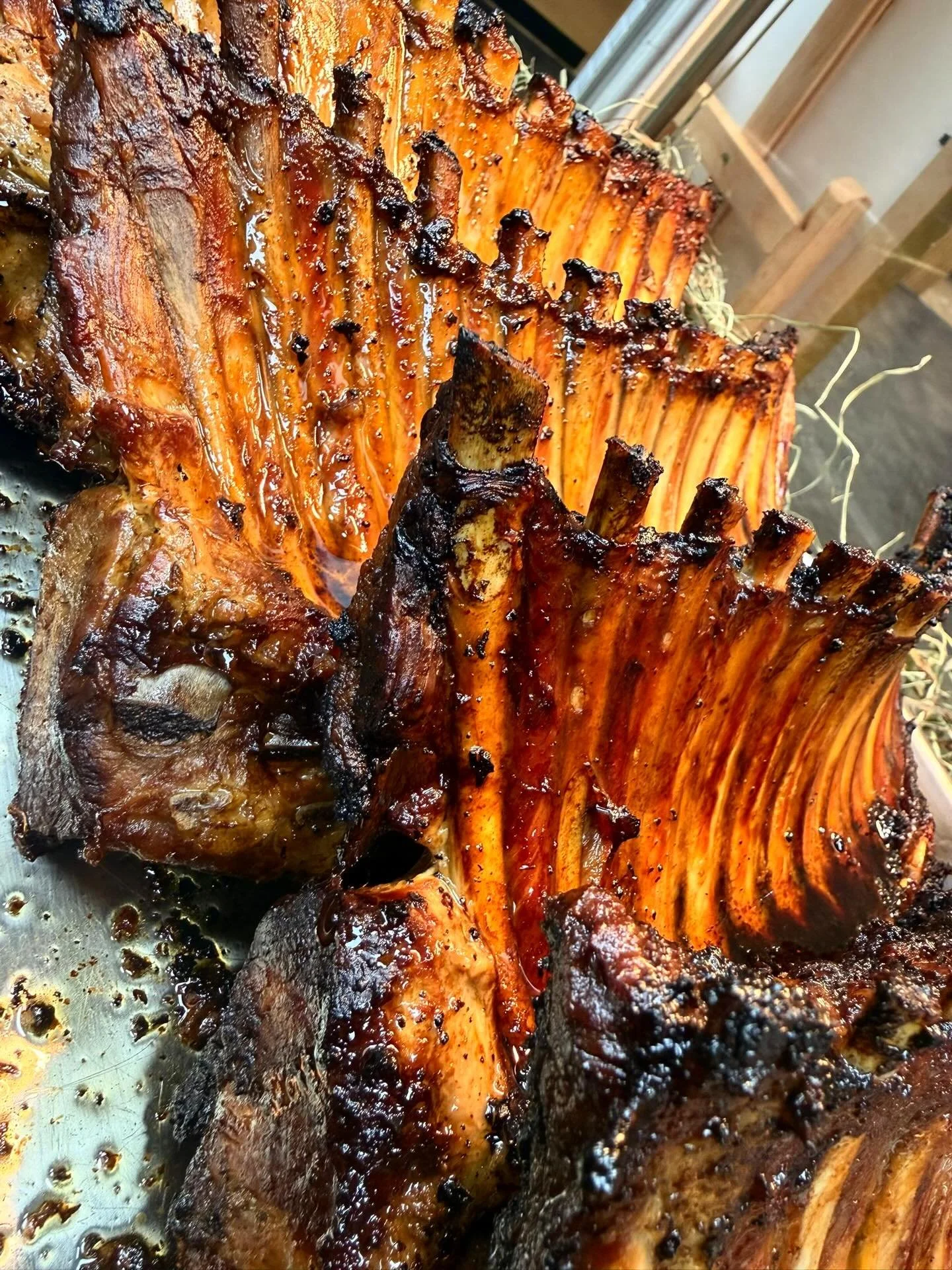 De bon travers de porc longuement cuits, napp&eacute;s d&rsquo;une sauce riche et savoureuse&hellip; 
Une cuisson parfaite, un go&ucirc;t incroyable. 🔥 #basilicrestaurant #porc #ribs