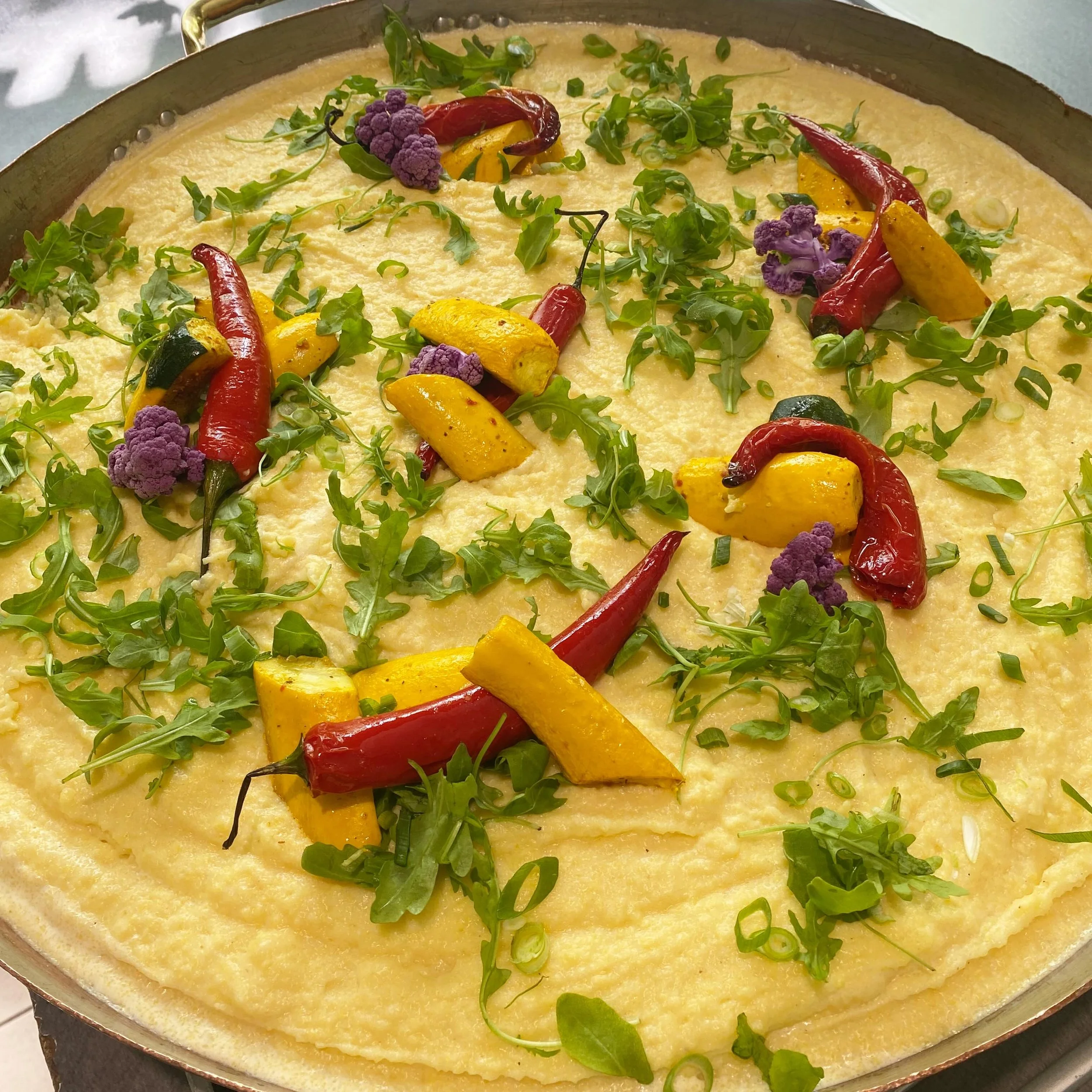 Le soleil dans l&rsquo;assiette ☀️
Polenta cr&eacute;meuse, l&eacute;gumes r&ocirc;tis, roquette fra&icirc;che et couleurs qui donnent faim.
Une cuisine simple, g&eacute;n&eacute;reuse et pleine de go&ucirc;t 🌿🌶️ #basilicrestauration #polenta #sole