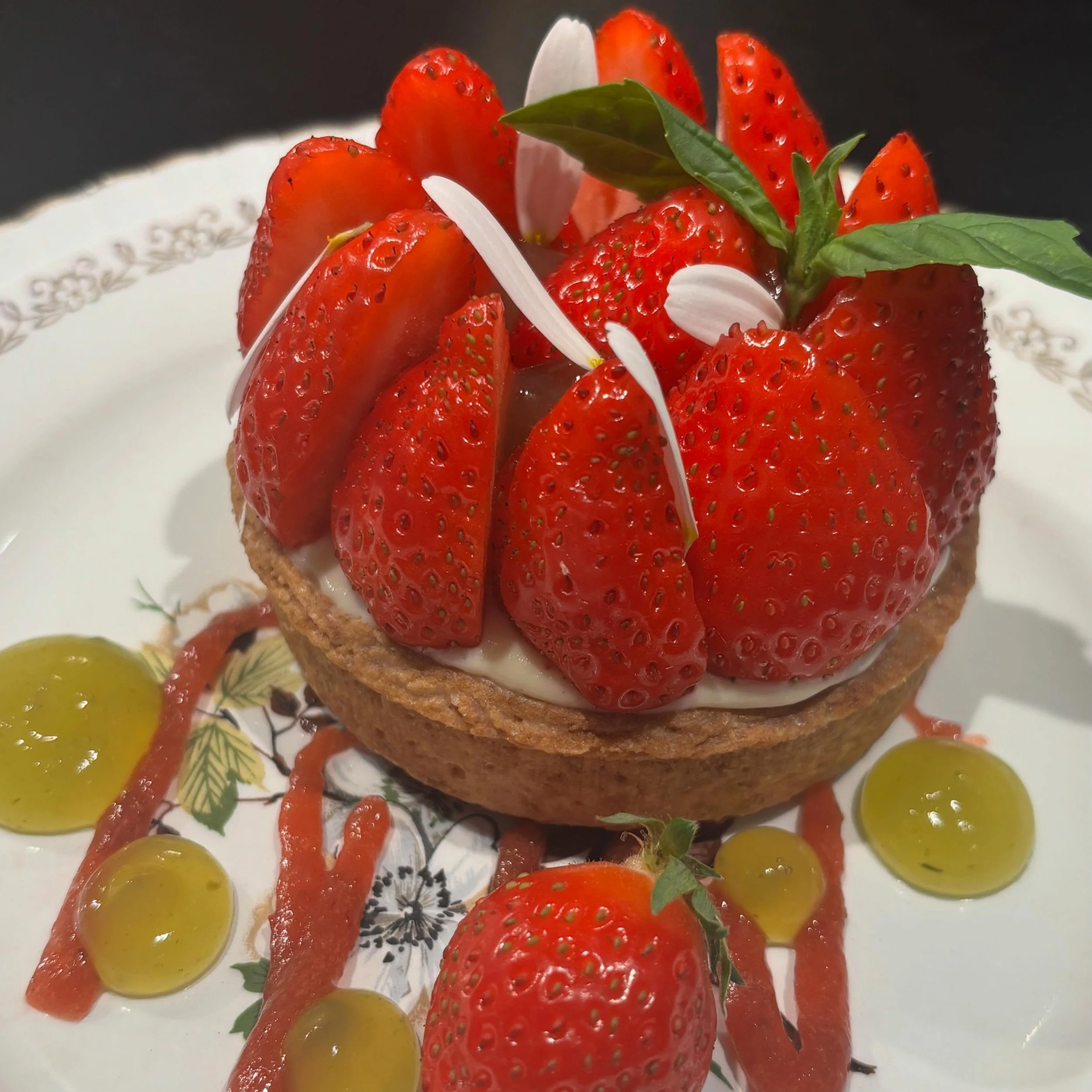 Tartelette &agrave; la fraise faite par Kim notre cheffe p&acirc;tissi&egrave;re. 🍓🍓🍓🍓