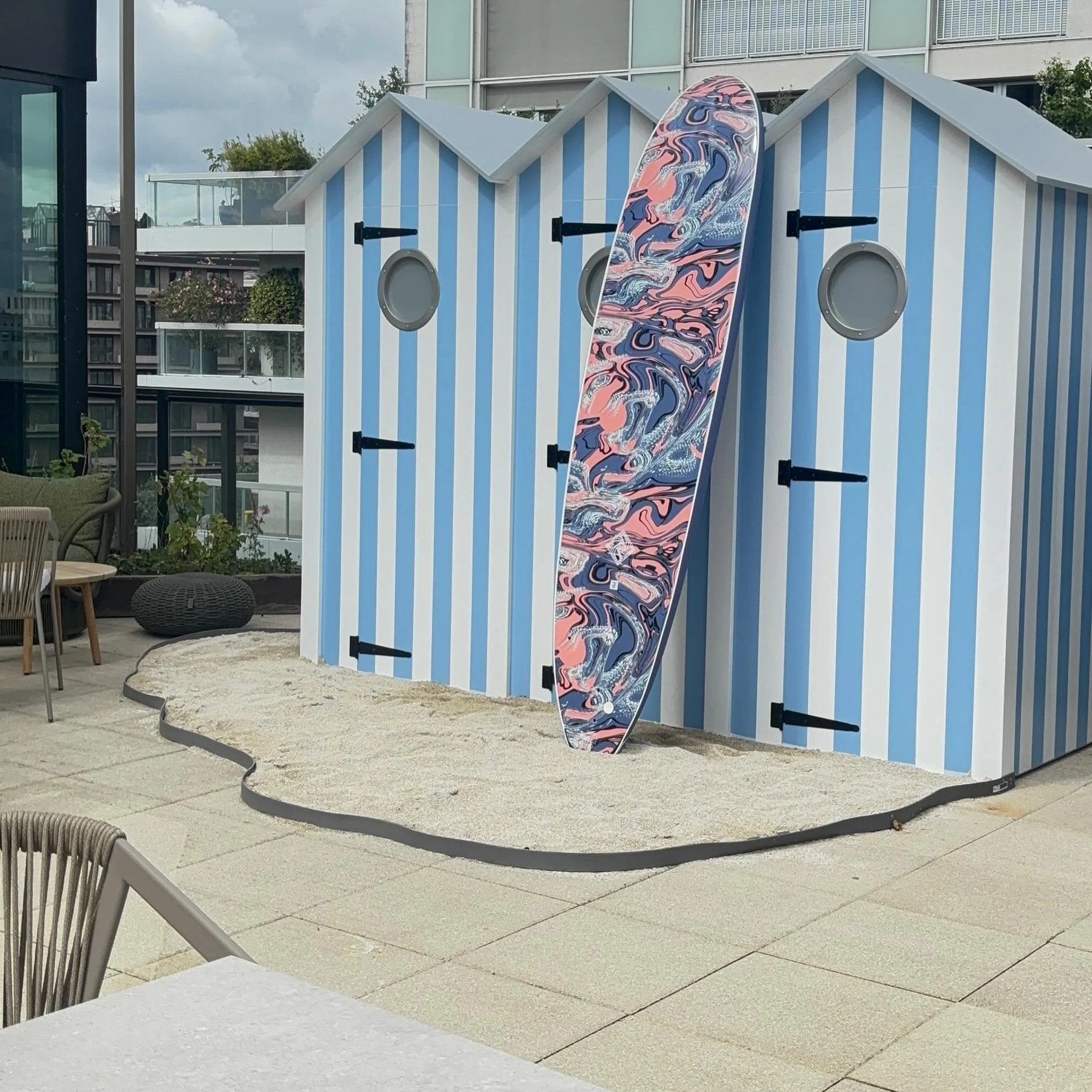 🌊☀️ Pas besoin d&rsquo;attendre les vacances pour profiter de l&rsquo;ambiance plage !
Basilic met le cap sur le bord de mer au sein de @boursobank avec une d&eacute;coration inspir&eacute;e des cabines de plage, des espaces d&eacute;tente et une at